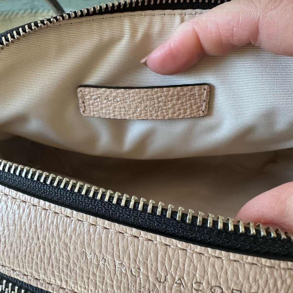 New $325 Marc Jacobs Tan Crossbody Bag with Adjustable Strap - Picture 14 of 16